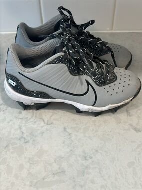 Nike Gray and Black Baseball Cleats with Speckle Laces